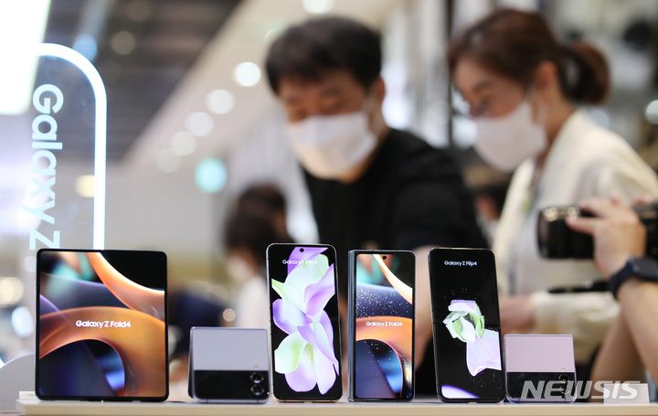 [서울=뉴시스] 김진아 기자 = 삼성전자가 ‘삼성 갤럭시 언팩 2022’에서 차세대 폴더블 스마트폰인 '갤럭시Z플립4'와 '갤럭시Z폴드4'를 공개했다. 11일 서울 서초구 삼성전자 딜라이트에 '갤럭시Z플립4'와 '갤럭시Z폴드4'가 전시돼 있다. 2022.08.11. bluesoda@newsis.com