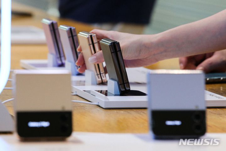 [서울=뉴시스] 권창회 기자 = 16일 오후 서울 서초구 삼성전자 딜라이트에서 고객들이 '갤럭시Z폴드4'와 '갤럭시Z플립4'를 살펴보고 있다. 2022.08.16. kch0523@newsis.com