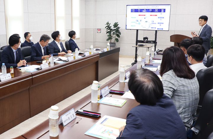 [서울=뉴시스] 지난 2022년 8월 17일 울산 수소연료전지 실증화센터에서 수소그린모빌리티 특구 실증 추진 현황을 점검하는 모습. (사진=중소벤처기업부 제공) 2022.08.17. photo@newsis.com *재판매 및 DB 금지