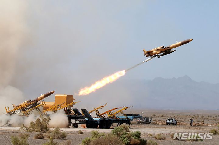 [테헤란=AP/뉴시스] 25일(현지시간) 이란 육군이 미공개 장소에서 군사용 무인기 훈련으로 드론을 발사하고 있다. 앞서 이란은 자체 개발한 군사용 무인기(드론)를 외국으로 수출했다고 밝혔으며 미국은 이 드론의 수입국으로 러시아를 지목했다. 2022.08.26.