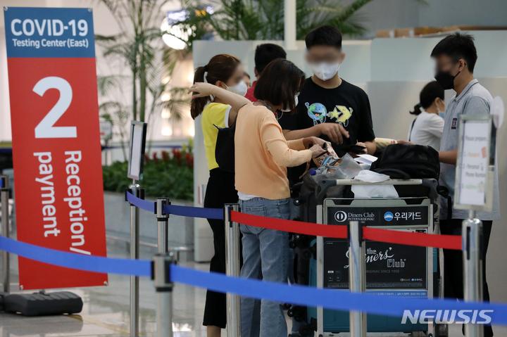 [인천공항=뉴시스] 조성우 기자 = 지난 30일 오전 인천국제공항 제2여객터미널 코로나19 검사센터에서 해외 입국자들이 검사를 받기 위해 대기하고 있다. 정부는 해외에서 국내로 입국 전 실시하는 코로나19 검사 폐지 여부를 오는 31일 발표할 전망이다. 2022.08.31. xconfind@newsis.com