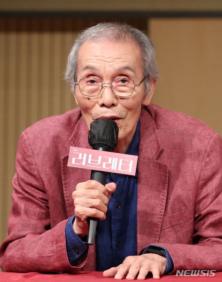 [서울=뉴시스] 김진아 기자 = 배우 오영수가 7일 서울 서초구 예술의전당에서 열린 연극 '러브레터' 제작발표회에서 인사말을 하고 있다. 50여 년간 두 남녀가 주고받은 편지들로 이뤄진 연극 '러브레터'는 10월 6일부터 11월 13일까지 예술의전당 자유소극장에서 공연된다. 2022.09.07. bluesoda@newsis.com