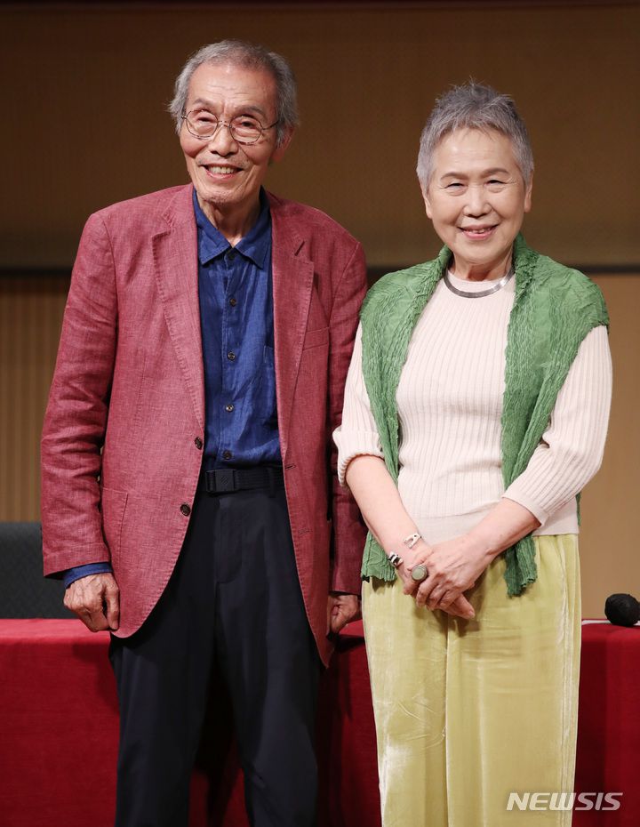 [서울=뉴시스] 김진아 기자 = 배우 오영수, 박정자가 7일 서울 서초구 예술의전당에서 열린 연극 '러브레터' 제작발표회에서 포즈를 취하고 있다. 50여 년간 두 남녀가 주고받은 편지들로 이뤄진 연극 '러브레터'는 10월 6일부터 11월 13일까지 예술의전당 자유소극장에서 공연된다. 2022.09.07. bluesoda@newsis.com