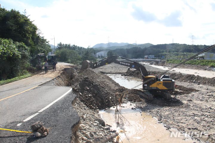 [포항=뉴시스] 이바름 기자 = 지난해 9월 8일 오후 경북 포항시 남구 오천읍 문충리의 도로 일부가 태풍 '힌남노'의 영향으로 유실됐다. 사진은 굴착기가 흙을 퍼내고 있는 모습. 해당 사건과 관계없음. 2022.09.08. right@newsis.com