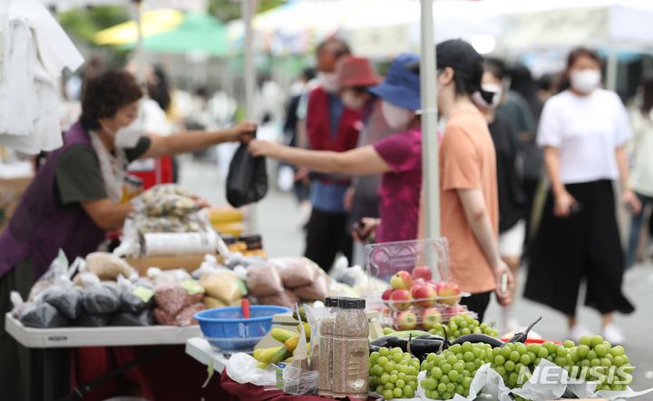 [서울=뉴시스] 김금보 기자 = 13일 오후 서울 마포구 DMC에서 열린 전국 우수농산물 직거래 장터 '2022년 하반기 농부의 시장'에서 시민들이 상품을 구매하고 있다. 2022.09.13. kgb@newsis.com