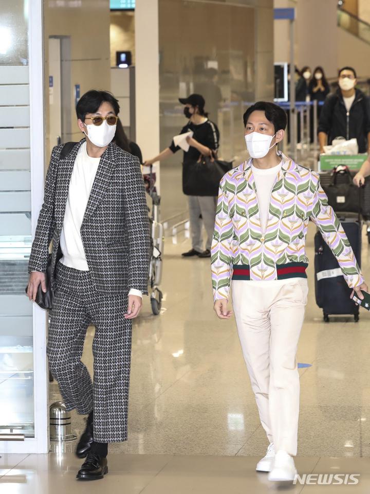 [인천공항=뉴시스] 김근수 기자 = 오징어게임으로 미국에서 열린 제74회 에미상에서 남우 주연상을 수상한 배우 이정재가 배우 정우성과 함께 18일 오후 인천공항을 통해 귀국하고 있다. 2022.09.18. ks@newsis.com