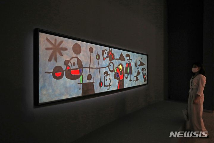 [과천=뉴시스] 박진희 기자 = 국립현대미술관(MMCA)은 20일 경기 국립현대미술관 과천관에서 'MMCA 이건희컬렉션 특별전: 모네와 피카소, 파리의 아름다운 순간들' 개막을 앞두고 언론 공개 행사를 하고 있다. 이번 특별전은 2021년 4월 고(故) 이건희 회장이 국립현대미술관에 기증한 1,488점 중 고갱, 달리, 르누아르, 모네, 미로, 샤갈, 피사로의 회화 7점과 피카소의 도자 90점 등 해외미술 작품 총 97점을 선보인다. 전시는 내일부터 2023년 2월 26일까지 과천관에서 개최한다. 2022.09.20. pak7130@newsis.com