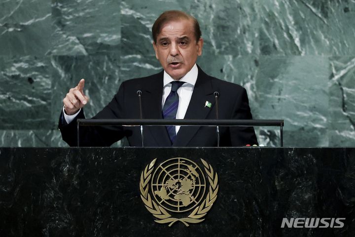 [유엔본부=AP/뉴시스] 셰바즈 샤리프 파키스탄 총리는 23일(현지시간) 유엔 총회 연설에서 연설하고 있다. 2022.09.24