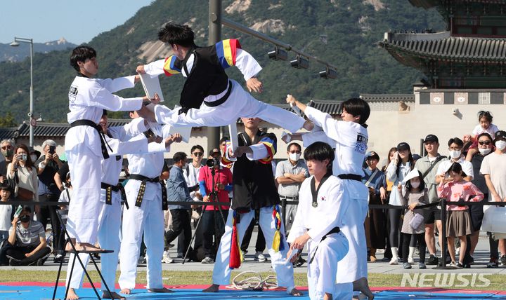 [서울=뉴시스] 김명원 기자 = 25일 서울 종로구 광화문 광장에서 비가비와 경민대학교 합동공연팀의 멋진 2022 서울시 태권도 공연이 펼치고 있다. 2022.09.24. kmx1105@newsis.com
