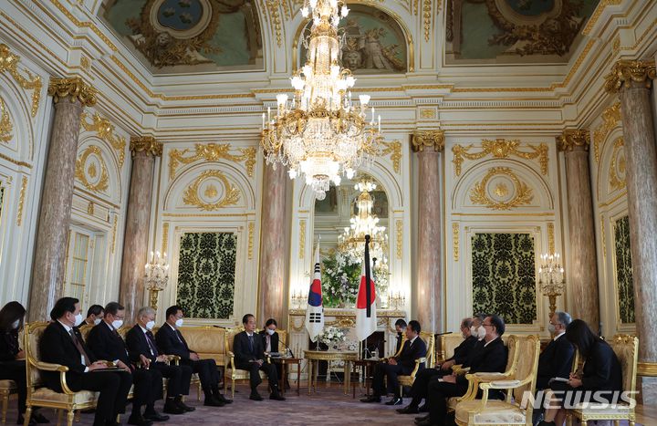 [도쿄=뉴시스] 김명원 기자 = 한덕수 국무총리가 28일 오전 일본 도쿄 아카사카 영빈관에서 기시다 후미오 일본 총리와 면담을 하고 있다. 2022.09.28. kmx1105@newsis.com