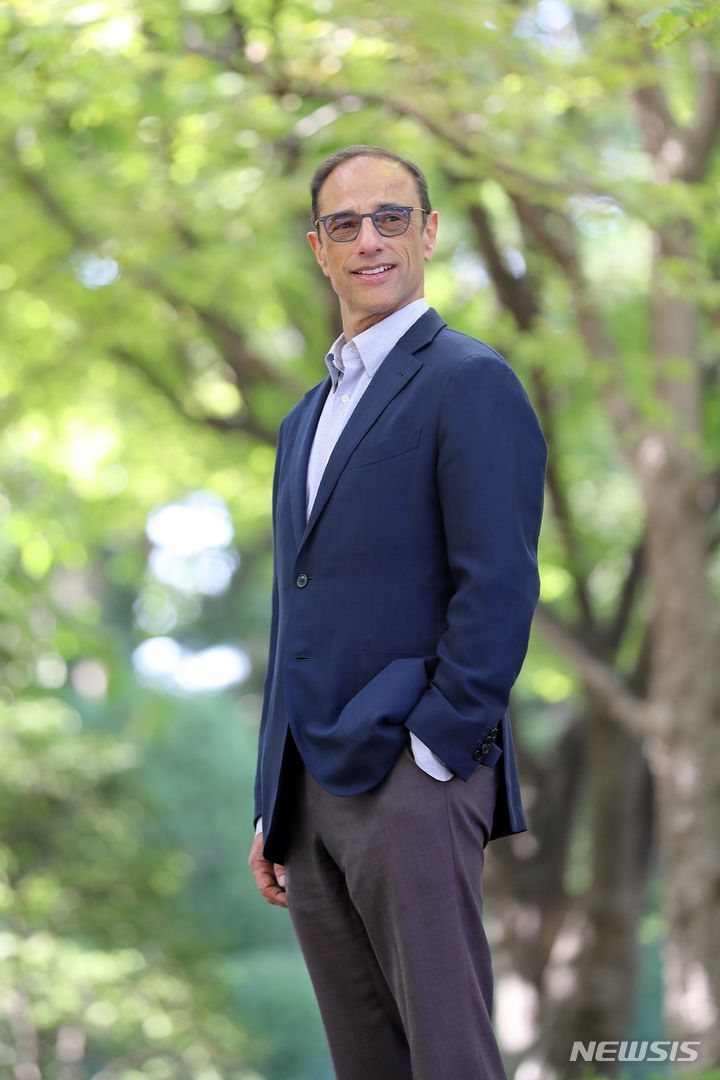 [서울=뉴시스] 김금보 기자 = 할 러프틱 뮤지컬 '킹키부츠' 브로드웨이 오리지널 프로듀서가 지난 26일 오후 서울 용산구 그랜드하얏트서울에서 가진 뉴시스 인터뷰에서 포즈를 취하고 있다. 2022.09.29. kgb@newsis.com