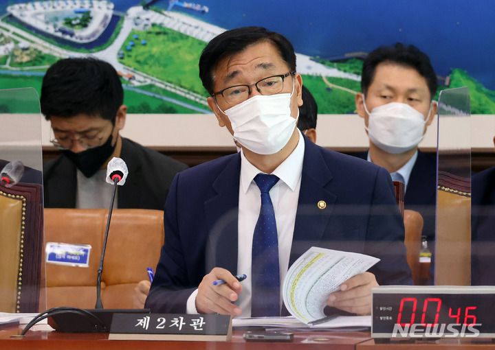 [서울=뉴시스] 전진환 기자 = 어명소 국토교통부 제2차관이 지난 9월29일 오후 서울 여의도 국회에서 열린 민생경제안정특별위원회 전체회의에 출석해 화물자동차 안전운임제에 관한 의원들의 질의에 답변하고 있다. (공동취재사진) 2022.09.29.  photo@newsis.com