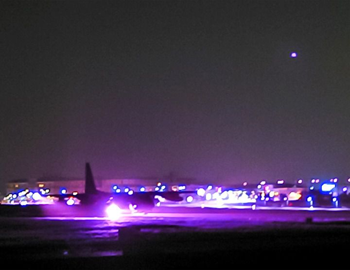 [서울=뉴시스] 주한 미 특수전사령부는 30일 페이스북(SNS)을 통해 '티크 나이프'(Teak Knife) 훈련 모습을 공개하며 "실질적 다영역 준비태세 연합 훈련이 전날 밤 대한민국의 험프리스 미군기지 비행장에서 수행됐다"고 밝혔다. (사진=주한미특전사 SNS) 2022.09.30. photo@newsis.com *재판매 및 DB 금지