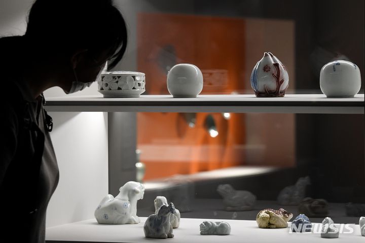 [광주=뉴시스] 김혜인 기자 = 고(故) 이건희 회장 기증 국립광주박물관 특별전 '어느 수집가의 초대' 개막을 하루 앞둔 4일 오전 광주 북구 매곡동 국립광주박물관에서 언론 공개 행사가 열리고 있다. 이번 특별전은  2021년 4월 고 이 회장이 국립현대미술관에 기증품 중 도자·회화·불교공예품 등 271점을 선보인다. 전시는 오는 5일부터 2023년 1월 29일까지 열린다.2022.10.04.hyein0342@newsis.com