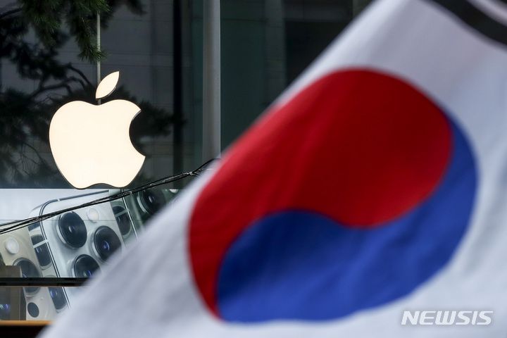 [서울=뉴시스] 정병혁 기자 = 애플이 앱스토어 인앱결제 가격을 인상한 5일 오전 서울 중구 애플스토어 명동점. 애플은 5일부터 한국, 일본, 베트남 등 일부 국가 앱스토어에서 애플리케이션(앱) 및 앱 내 구입 가격을 조정하길 했다. 애플은 총 87구간(티어)으로 가격표를 나눠 놓고, 0.99달러인 1티어는 1200원에서 1500원, 1.99달러인 2티어는 2500원에서 3000원, 3티어는 3900원에서 4400원으로 인상된다. 2022.10.05. jhope@newsis.com