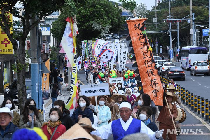 [제주=뉴시스] 우장호 기자 = 제61회 탐라문화제 행사가 사흘째를 맞은 8일 오후 참가자들이 축제의 하이라이트인 탐라퍼레이드를 펼치고 있다. 탐라문화제는 1962년 제주예술제로 시작했으며 제주의 민속·신화·역사·생활 등 탐라문화원형을 활용해 전통과 역사를 알리는 제주의 대표 축제다. 2022.10.08. woo1223@newsis.com