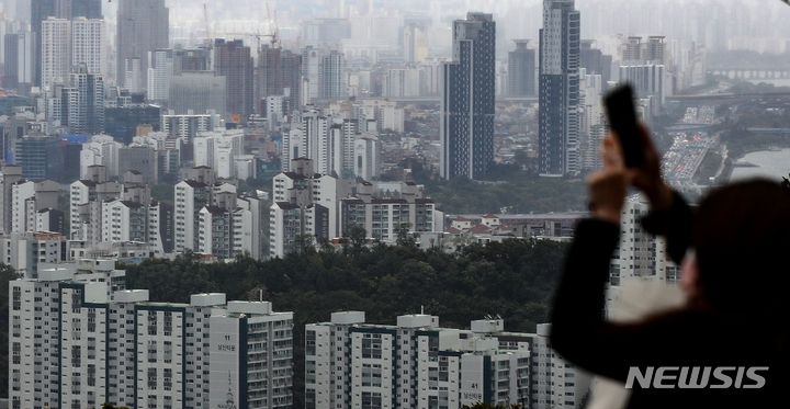 [서울=뉴시스] 조수정 기자 = 국회 기획재정위원회 소속 양경숙 더불어민주당 의원이 국토교통부와 한국부동산원에서 제출받은 자료에 따르면 2015년부터 올해 8월까지 7년 8개월간 외국인의 국내 아파트 매입 건수가 총 2만 9천792건, 이 중 중국인 매입이 62.0%(1만8456건), 미국인은 19.6%(5855건), 기타국적 외국인은 18.4%(5472건)로 나타났다. 사진은 10일 오후 서울 중구 남산에서 바라본 서울 시내 아파트들. 2022.10.10. chocrystal@newsis.com