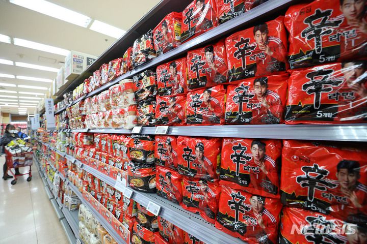 [서울=뉴시스] 조수정 기자 = 서울 시내 한 대형마트에서 소비자들이 밀가루 가공식품인 라면을 고르고 있다. 2022.10.11. chocrystal@newsis.com