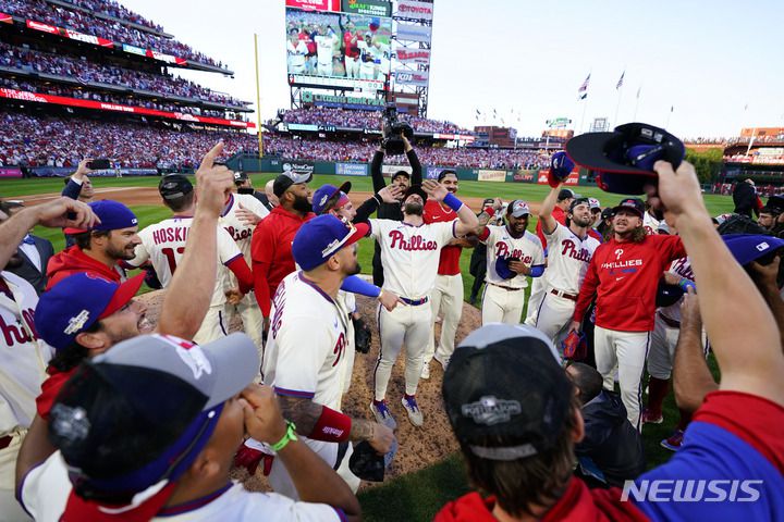 [필라델피아=AP/뉴시스]필라델피아 필리스가 16일(한국시간) 애틀랜타 브레이브스를 내셔널리그 디비전시리즈 4차전에서 꺾고 챔피언십시리즈 진출에 성공한 뒤 기뻐하고 있다. 2022.10.16.