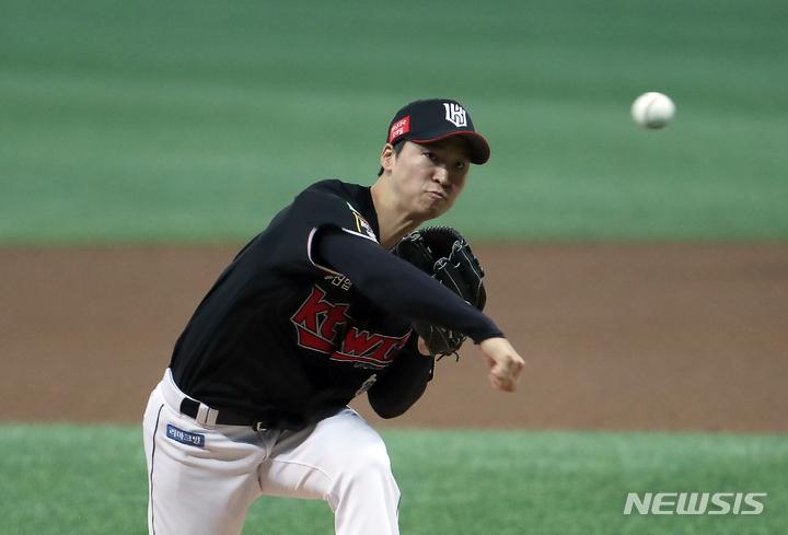 [서울=뉴시스] 김금보 기자 = 16일 오후 서울 구로구 고척스카이돔에서 열린 2022 KBO 포스트시즌 준플레이오프 1차전 KT위즈 대 키움 히어로즈의 경기, 1회밀 KT 선발 엄싱백이 투구하고 있다. 2022.10.16. kgb@newsis.com