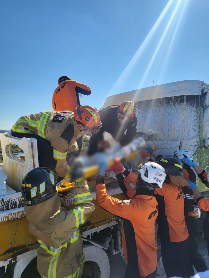 [청주=뉴시스] 조성현 기자 = 18일 오후 2시3분께 충북 청주시 흥덕구 옥산면 한 도로에서 도로를 도색 중이던 작업 차량을 5t 화물차가 추돌하는 사고가 발생했다. (사진=청주서부소방서 제공) 2022.010.18. photo@newsis.com *재판매 및 DB 금지