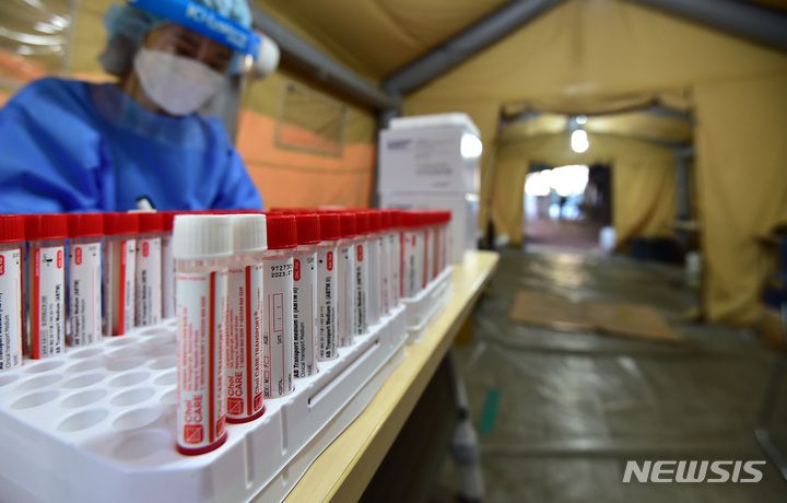 [대구=뉴시스] 이무열 기자 = 대구 중구보건소 코로나19 선별진료소. 2022.10.18. lmy@newsis.com