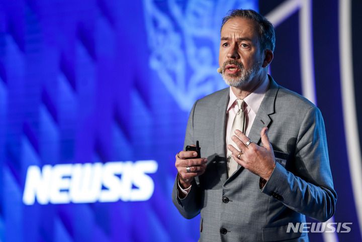 [서울=뉴시스] 정병혁 기자 = 윌리엄 하이엄 넥스트빅싱 대표가 21일 오전 서울 종로구 포시즌스호텔 그랜드볼룸에서 열린 뉴시스 창사 21주년 기념 포럼 '10년 후 한국'에서 '미래학자가 본 넥스트 트렌드-고객 가족화 타겟팅 전략'을 주제로 특별강연을 하고 있다. 2022.10.21. jhope@newsis.com