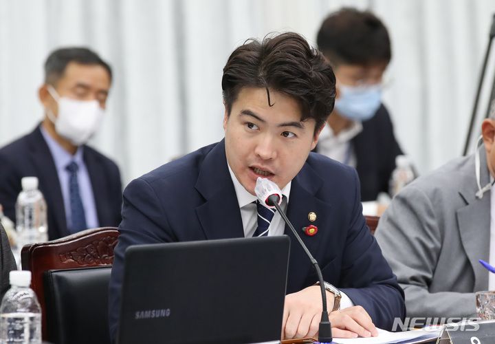 [서울=뉴시스] 여동준 기자 = 소방관 출신인 오영환 더불어민주당 의원은 이태원 참사 관련 소방관들의 트라우마에 대해 "트라우마는 단시간 내 해결될수 있는 문제가 아니다"라며 "충분한 시간동안의 쉼과 치료가 필요하다"고 밝혔다.이어 "인력이 부족해 계속 현장에 노출되는 상황에서 치료를 한다는 것은 어불성설이므로 소방력 증원을 통해 현장과 분리될 수 있는 시간이 충분히 제공돼야 한다"고 강조했다. 2023.10.14. yeodj@newsis.com