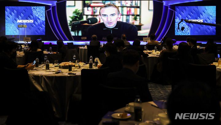 [서울=뉴시스] 정병혁 기자 = 모건 하우절 컬래버래이티브 펀드 파트너가 21일 오전 서울 종로구 포시즌스호텔 그랜드볼룸에서 열린 뉴시스 창사 21주년 기념 포럼 '10년 후 한국'에서 '혼돈의 시대, 돈의 심리학'을 주제로 화상 특별강연을 하고 있다. 2022.10.21. jhope@newsis.com