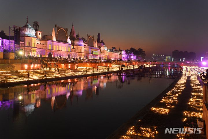 [인도=AP/뉴시스] 23일(현지시간) 인도 아요디아에 힌두교 최대 축제인 디왈리를 기념하는 등불이 켜져있다. 2022.10.25.