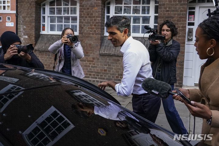 [런던=AP/뉴시스] 리시 수낵 영국 전 재무장관이 23일(현지시간) 런던에 있는 그의 선거사무소를 나서고 있다. 수낵 전 장관은 영국의 차기 보수당 대표와 리즈 트러스 총리의 후임으로 급부상하고 있다. 2022.10.24.