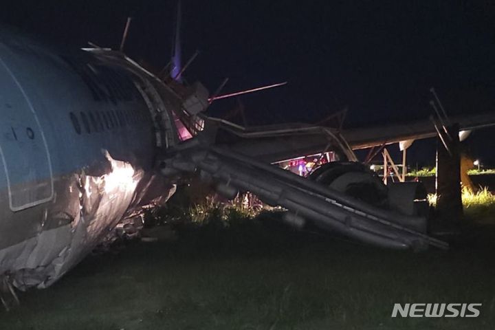 [세부=AP/뉴시스] 필리핀 민간항공청이 제공한 사진에 24일(현지시간) 대한항공 여객기가 필리핀 중부 세부 막탄 국제공항에서 활주로를 지나쳐 파손돼 있다. 인천공항에서 23일 오후 출발한 대한항공 KE631 여객기가 24일 늦은 시각 현지 기상 악화로 3차례 착륙 시도 끝에 활주로를 지나쳐 착륙해 파손됐으며 탑승자 173명 전원은 무사한 것으로 알려졌다. 2022.10.24.