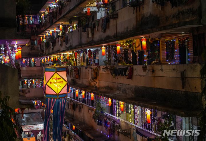 [인도=AP/뉴시스] 디왈리 축제 기간인 24일(현지시간) 인도 뭄바이의 한 건물에 조명이 환하게 켜져있다. 2022.10.25.