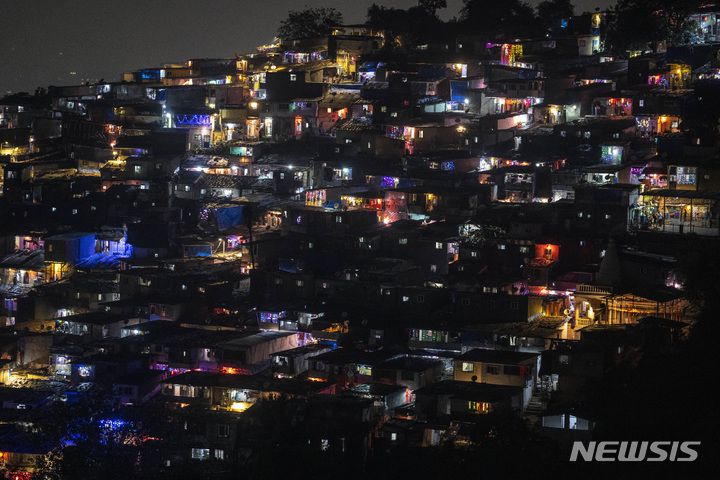 [인도=AP/뉴시스] 디왈리 축제 기간인 24일(현지시간) 인도 뭄바이에 위치한 빈민촌에 환한 등불이 켜져있다. 2022.10.25.
