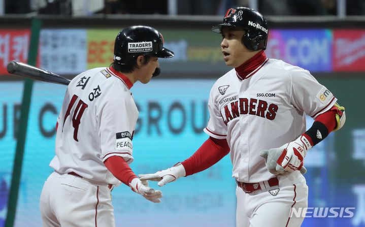 [인천=뉴시스] 이영환 기자 = 지난 2022년 11월1일 인천 SSG랜더스필드에서 열린 2022 KBO 한국시리즈 1차전 키움 히어로즈와 SSG 랜더스의 경기, 9회말 1사 주자없는 상황에서 SSG 김강민이 동점 솔로홈런을 날린 후 홈인해 최정과 기쁨을 나누고 있다. 2022.11.01 20hwan@newsis.com