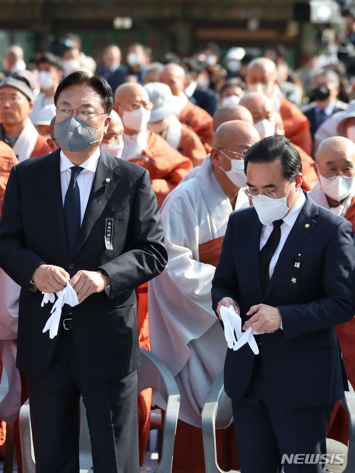 [서울=뉴시스] 김근수 기자 = 정진석(왼쪽) 국민의힘 비상대책위원장과 박홍근 더불어민주당 원내대표가 11일 오후 서울 강남구 봉은사에서 열린 '상월결사 3주년 이태원참사 추모법회'에 참석해 있다. 2022.11.11. ks@newsis.com