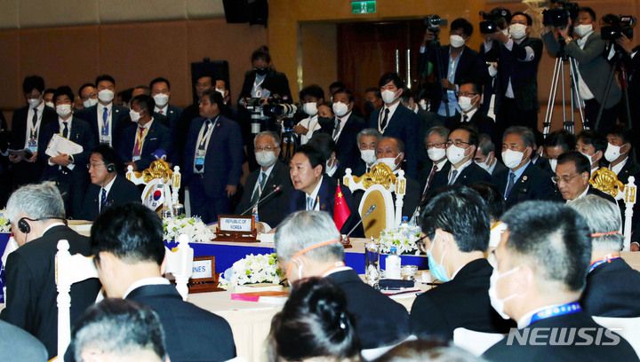 [프놈펜=뉴시스] 홍효식 기자 = 윤석열 대통령이 12일(현지시간) 프놈펜 한 호텔에서 열린 아세안+3 정상회의에서 발언하고 있다. 2022.11.12. yesphoto@newsis.com