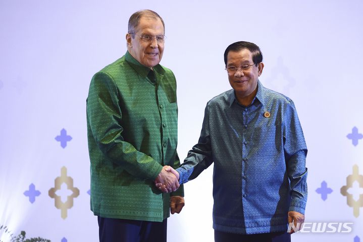 [프놈펜=AP/뉴시스] 훈센 캄보디아 총리가 14일(현지시간) 인도네시아 의료진으로부터 코로나19 확진 판정 통보를 받아 일정을 취소하고 15일 귀국길에 오른 것으로 전해졌다. 훈센 총리는 지난 13일까지 윤석열 대통령, 조 바이든 미국 대통령 등 각국 정상들과 접촉했다. 사진은 훈센(오른쪽) 총리가 12일 캄보디아 프놈펜에서 열린 아세안 갈라만찬에서 세르게이 라브로프 러시아 외무장관과 악수하는 모습. 2022.11.15.