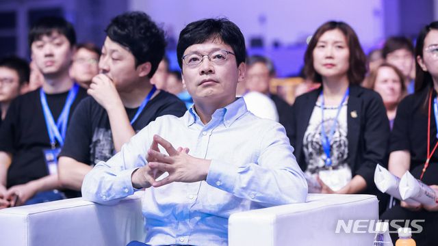 [서울=뉴시스]지난 21일 중국 시안시 취장신구 국제 컨벤션센터에서 열린 WCG 2019 Xi'an  폐막식에서 권혁빈 WCG 조직위원장이 폐막식을 관전하고 있다. 2019.07.22. (사진=WCG 제공) *재판매 및 DB 금지