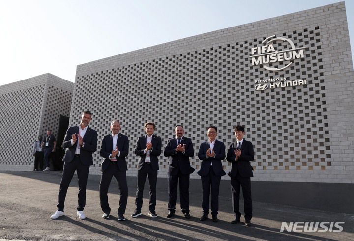 [도하(카타르)=뉴시스] 조성우 기자 = 박지성 전북 현대 테크니컬 디렉터가 16일 오후 카타르 도하 피파 팬 페스티벌 장소인 알 비다 공원에서 열린 현대자동차 국제축구연맹(FIFA) 박물관 특별전시회 개관식에서 김언수 현대자동차 인도아중동대권역 부사장, 마르코 파조네 박물관 총괄 디렉터 등 참석자들과 기념촬영을 하고 있다. 2022.11.16. xconfind@newsis.com