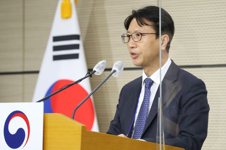 [세종=뉴시스] 강종민 기자 = 이규민 한국교육과정평가원장이 지난달 17일 세종시 정부세종청사에서 열린 2023학년도 대학수학능력시험 출제 방향 브리핑에서 발언하고 있다. 2022.12.08. ppkjm@newsis.com