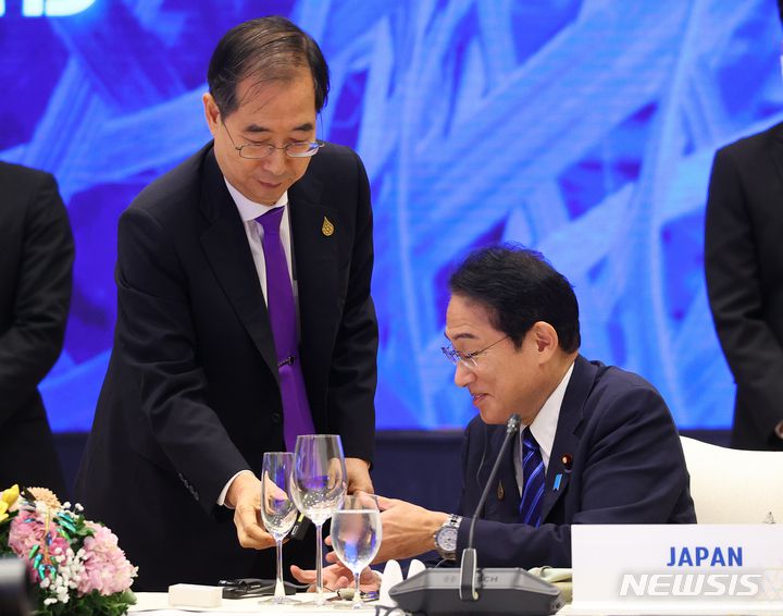 [방콕=뉴시스] 김명원 기자 = 한덕수 국무총리가 18일 오후 (현지시간) 태국 방콕 QSNCC(Queen Sirikit National Convention Center)에서 열린 아시아·태평양 경제협력체(APEC) 정상·초청국 업무 오찬에서 통역기에 문제가 생긴 기시다 후미오 일본총리를 돕고 있다. 2022.11.18. kmx1105@newsis.com