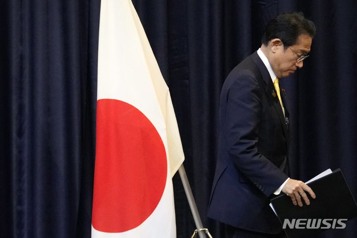 [방콕=AP/뉴시스]기시다 후미오 일본 총리가 지난 19일 아시아태평양경제협력체(APEC) 정상회의 참석 차 방문한 태국 방콕에서 기자회견을 마치고 단상에서 내려가고 있다. 2022.11.25.