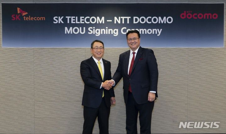 [서울=뉴시스]SK텔레콤은 일본 1위 통신사업자인 NTT도코모와 ICT 사업 협력을 위한 업무 협약(MOU)을 체결했다고 21일 밝혔다. 사진은 유영상 SK텔레콤 사장(왼쪽)과 이이 모토유키 NTT도코모 사장이 18일 서울 워커힐 호텔에서 협약식을 마치고 기념 촬영을 하고 있는 모습. (사진=SK텔레콤 제공)