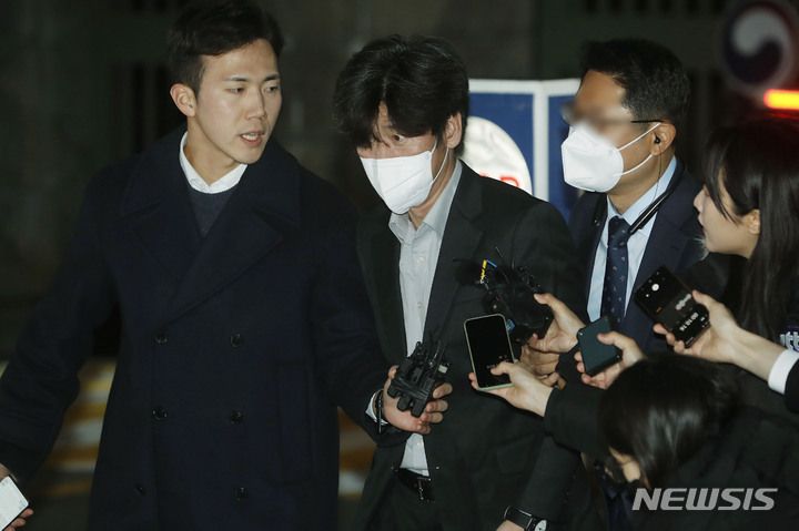 [의왕=뉴시스] 최동준 기자 = 구속 기한이 만료된 '대장동 개발 특혜' 의혹 남욱 변호사가 지난해 11월21일 경기 의왕시 서울구치소에서 출소하고 있다. 2022.11.21. photocdj@newsis.com