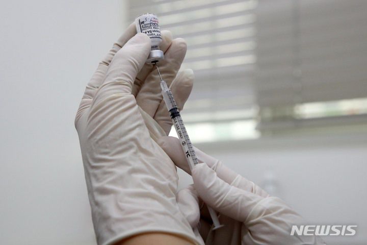 [서울=뉴시스] 김선웅 기자 =지난달 21일 서울 용산구 김내과의원에서 의료진이 코로나19 오미크론 BA.4·5 변이 기반 화이자 2가 개량백신 접종을 준비하고 있다. 2022.11.21. mangusta@newsis.com