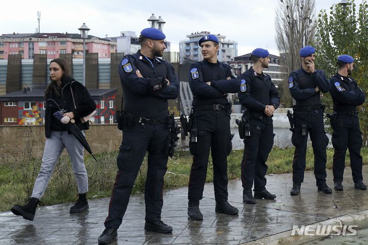 [AP/뉴시스] 코소보 북부의 세르비아계 주민 시위를 감시하는 유럽연합 경찰. 2023.05.30