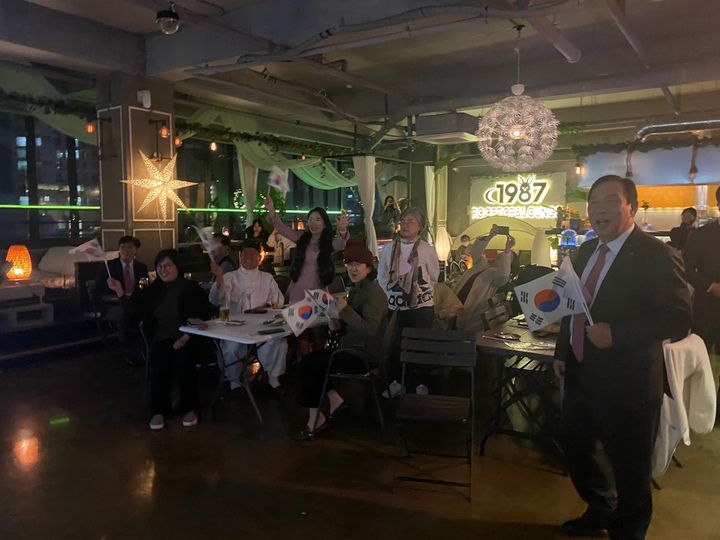 [뉴시스=세종]대한민국 축구팀을 응원하면 최민솨 세종시장과 호프집 응원단들. 202211.24. ssong1007@newsis.com *재판매 및 DB 금지