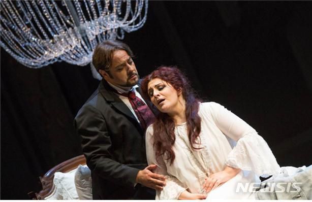[서울=뉴시스]비올레타 역의 소프라노 길다 피우메의 '라 트라비아타' 공연 장면. (사진=솔오페라단 제공) 2022.11.25. photo@newsis.com