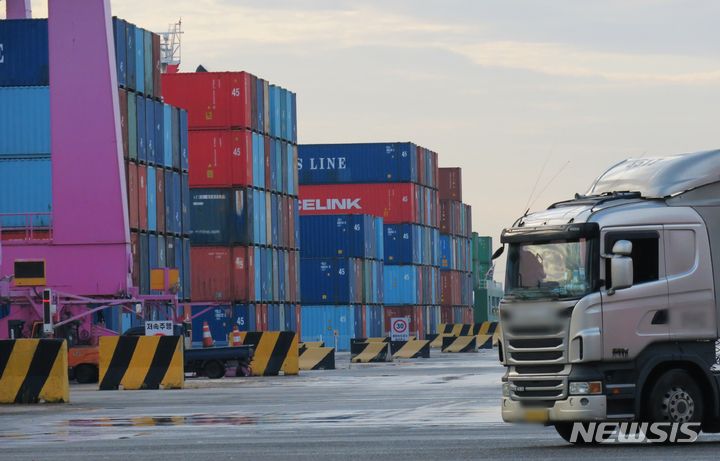 [인천=뉴시스] 김동영 기자 = 민주노총 공공운수노조 화물연대본부 총파업 닷새째인 28일 오전 인천 연수구 인천신항 컨테이너 터미널이 한산한 모습을 보이고 있다. 국토교통부는 이날 육상화물운송 분야 위기경보 단계를 '경계'에서 최고 단계인 '심각' 단계로 격상했다. 국토부는 화물연대의 집단운송거부 사태가 지속되면서 피해상황이 점차 심각해지고 있다며 이 같은 조처에 나선다고 밝혔다.  2022.11.28. dy0121@newsis.com